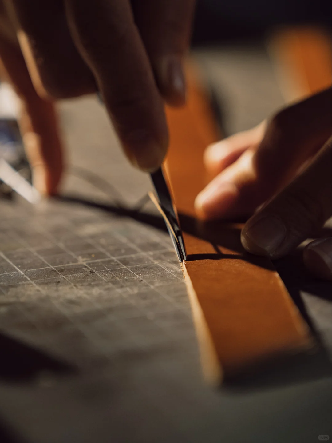 Hand cutting vegetable-tanned leather